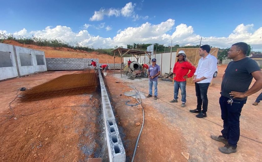 Prefeito de Santana do Mundaú acompanha obras da Creche do Programa Cria