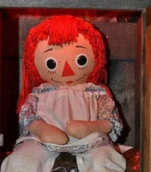 Com oração e água benta, boneca Annabelle original é trocada de caixa