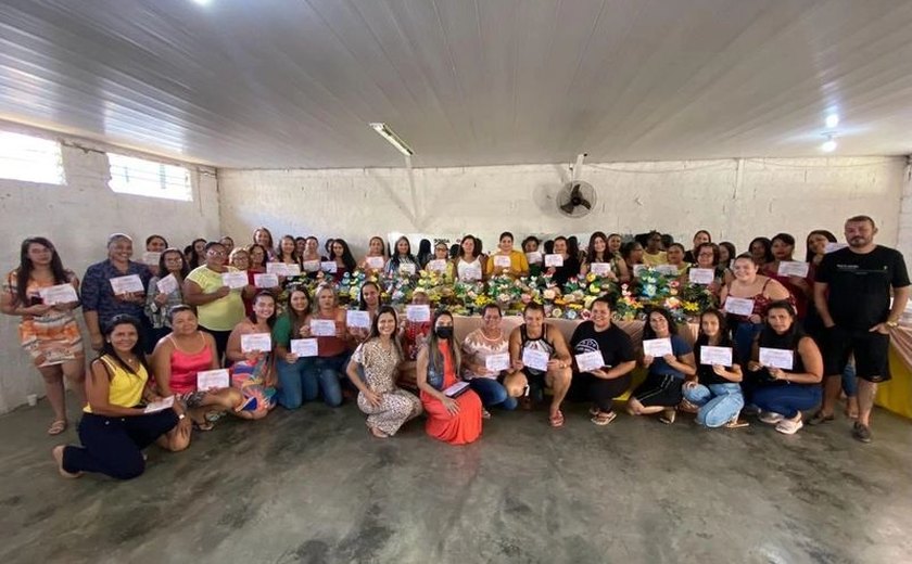 Curso gratuito de flores artificiais qualifica 100 mulheres em Santana do Mundaú