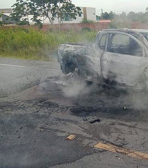 Homem morre após bater com carro em poste e veículo incendiar na Praia do Francês