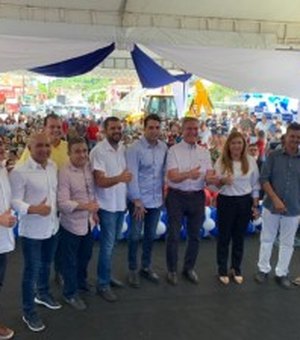 Rodrigo Valença intensifica agenda por Alagoas e participa com Fernando Collor de entrega de equipamento agrícola em Santana do Mundaú