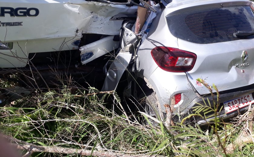 Quatro pessoas morrem após colisão entre carro e caminhão na AL-130