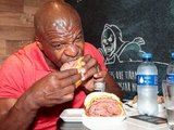 Terry Crews visita o Mercadão de SP, dança 'Thousand Miles' e celebra paixão dos brasileiros
