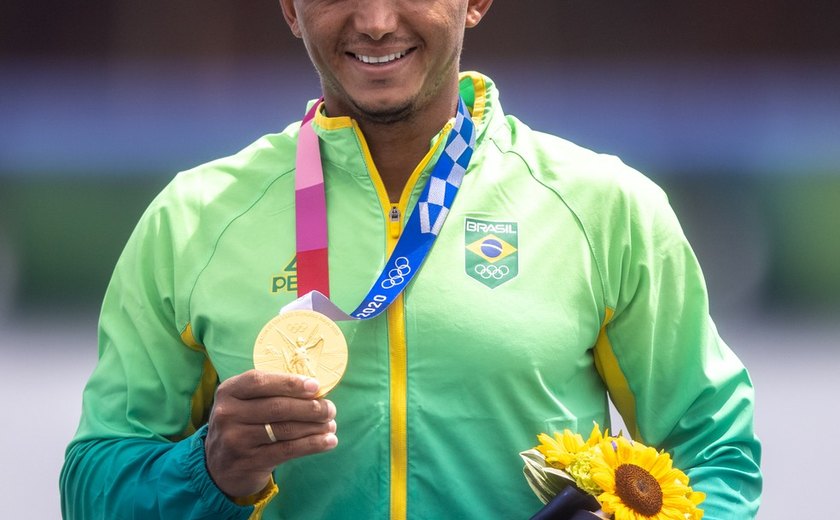 Isaquias Queiroz conquista ouro no C1 1000m