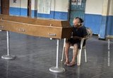 Aos 100 anos, mãe vela o filho sozinha no Ceará