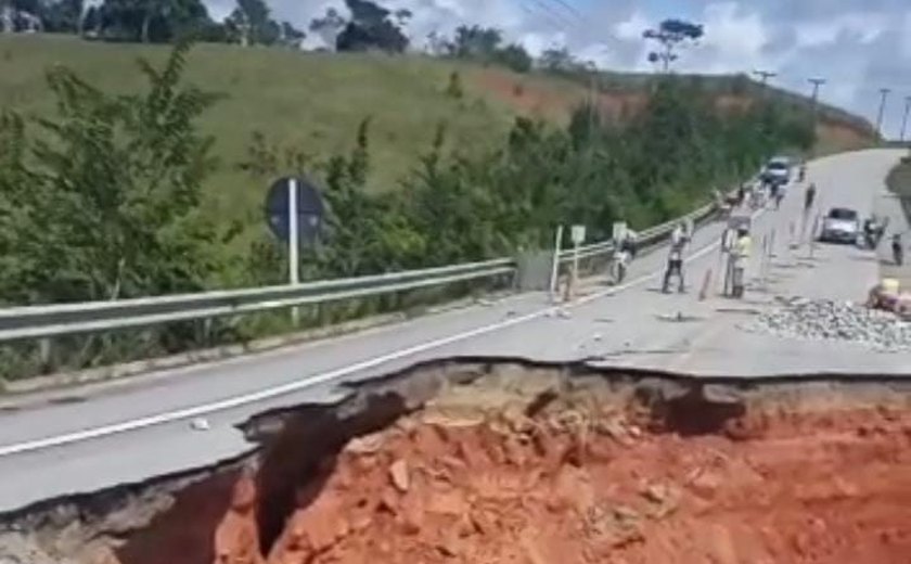 Fortes Chuvas : Cratera interdita trecho da Br- 416 em Ibateguara