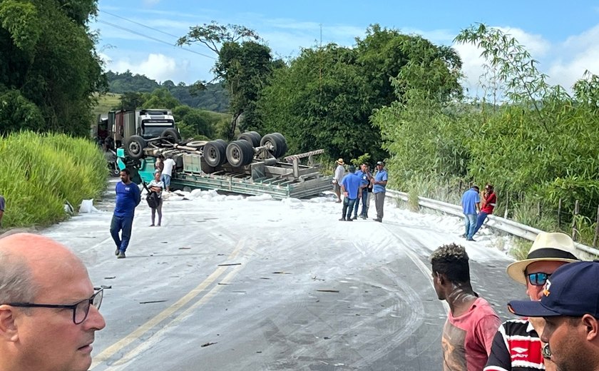 Caminhão capota após colisão com carro em Joaquim Gomes