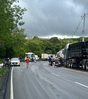 Motoqueiro morre após colidir com caminhão e ônibus no Polo