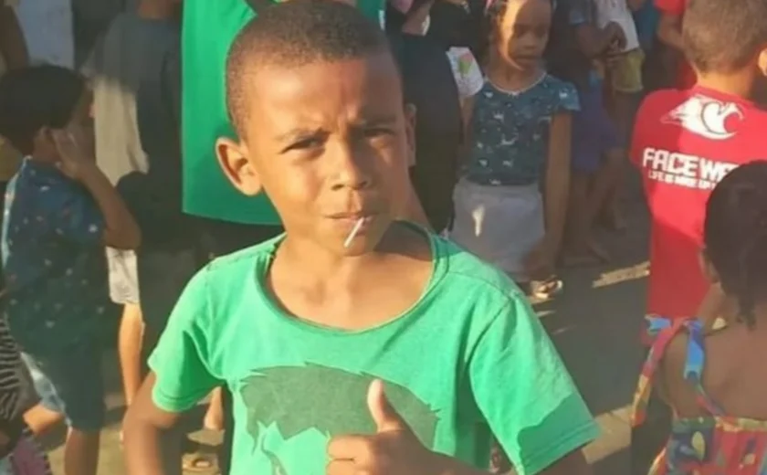 Criança de 8 anos morre baleada durante troca de tiros entre traficantes em Arapiraca