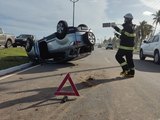 Motorista é arremessado de carro em capotamento na Av. Assis Chateaubriand, em Maceió