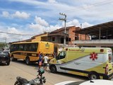 Estudante cai de ônibus escolar, é atropelado pelo próprio veículo e morre