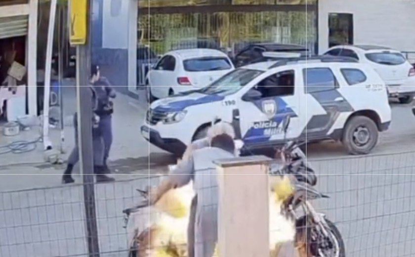 Homem ateia fogo na própria moto durante abordagem policial e acaba ferindo a mão