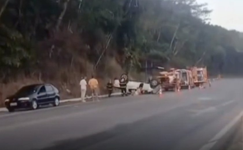 Acidente entre carro e caminhão deixa feridos na Ladeira do Lindóia