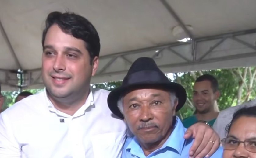 Arthur Freitas é agradecido por populares durante evento em Santana do Mundaú