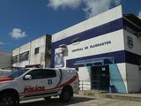 Jovem baleado ameaça idoso com arma para ser levado a hospital de Maceió