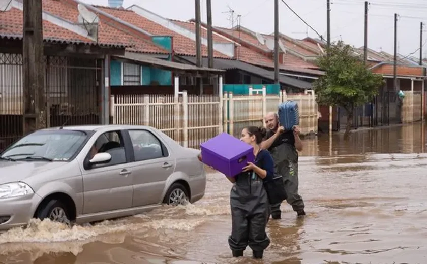 Com nova frente fria, RS tem mais de 600 mil pessoas fora de casa