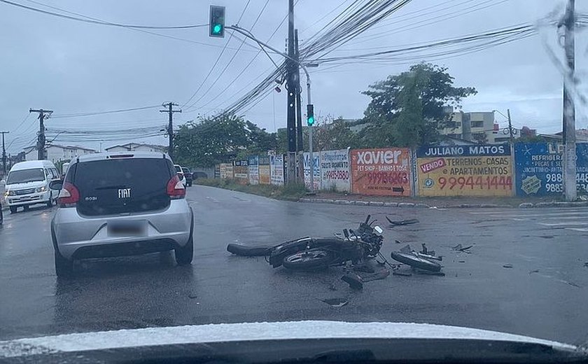 Jovem de 23 anos fica ferido após acidente entre moto e carro no Barro Duro