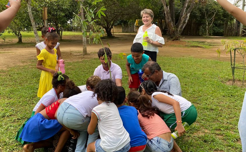 Estudantes de União plantam mudas de árvores na Serra da Barriga em projeto de reflorestamento