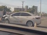 Motorista perde controle de táxi e colide com poste em frente à delegacia, em Maceió