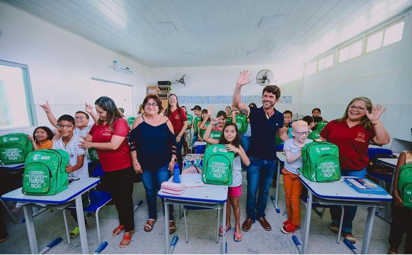 Junior Menezes entrega mais 600 kits escolares na rede pública de União dos Palmares