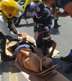 Homem é socorrido após ser atropelado por ônibus, no Jacintinho