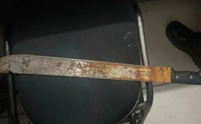 Pai ataca padre com facão após religioso chamar suas filhas de lindas