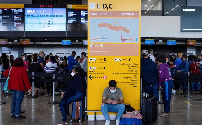 Uso de máscara volta a ser obrigatório em aeroportos e aviões no Brasil