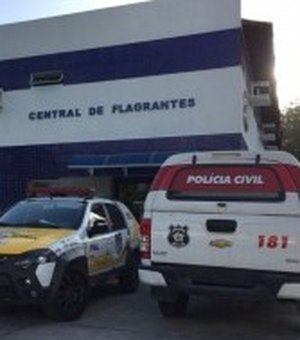 Polícia apreende espingarda, simulacro e balanças de precisão embaixo de ponte