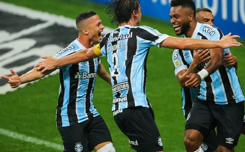 Grêmio vira sobre a Chape e vence a primeira na Arena pelo Brasileiro