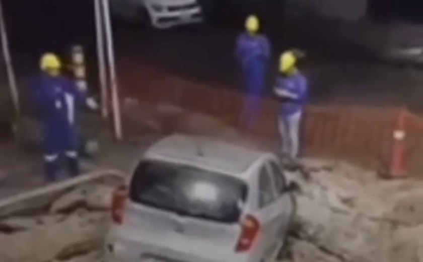Carro invade obra na Avenida Pilar após atropelar pedestre