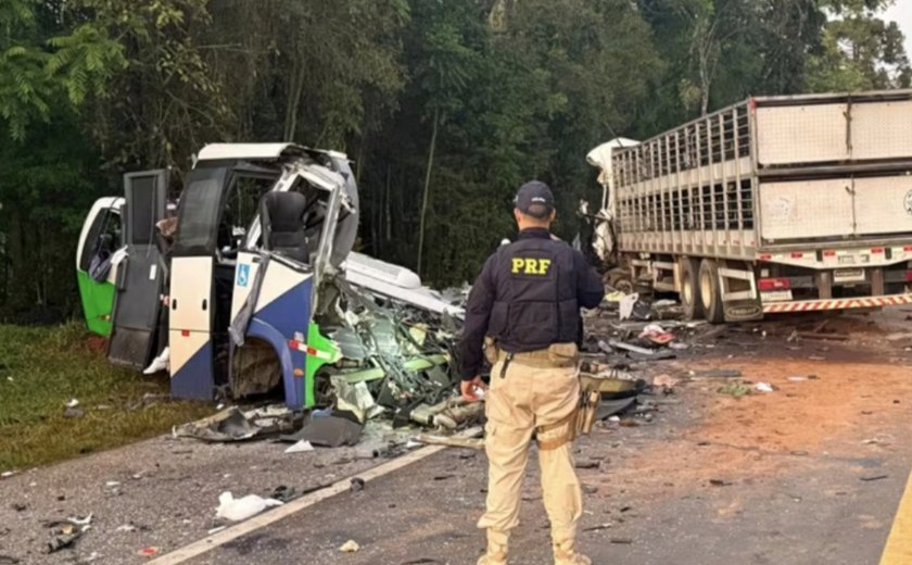 Colisão frontal entre ônibus e carreta deixa 21 mortos no Paraná