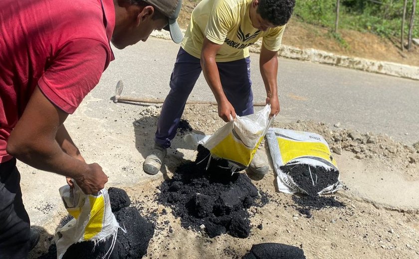 Prefeitura da Branquinha intensifica operação tapa buracos com o uso de asfalto frio