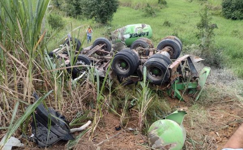 Caminhão cai de ribanceira e capota no interior de Alagoas