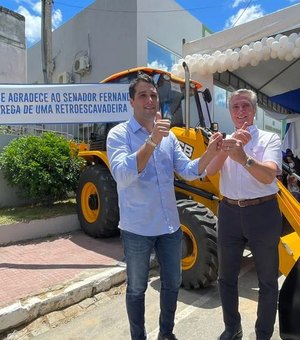 Prefeito de Santana do Mundaú recebe uma retroescavadeira do senador Collor