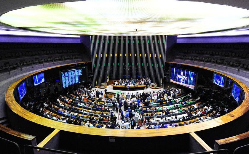 Projeto que  fixa piso salarial de enfermeiros em R$ 4,7 mil é aprovado na Câmara dos Deputados