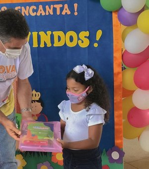 Educação de Branquinha inicia ano letivo de 2022 com entrega de kits escolares