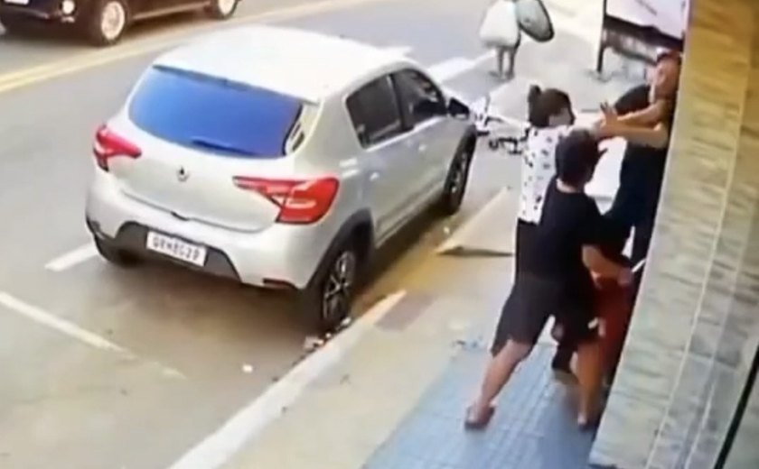 Mulher mata genro ao defender filha agredida com bebê no colo