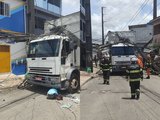 Caminhão arrasta fiação e poste cai em cima do veículo em Maceió