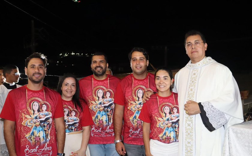 Santana do Mundaú: Procissão e shows artísticos marcam encerramento da festa de Santa Ana