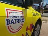 Homem é atingido com duas facadas no pescoço e socorrido por agentes da Ronda do Bairro em Maceió