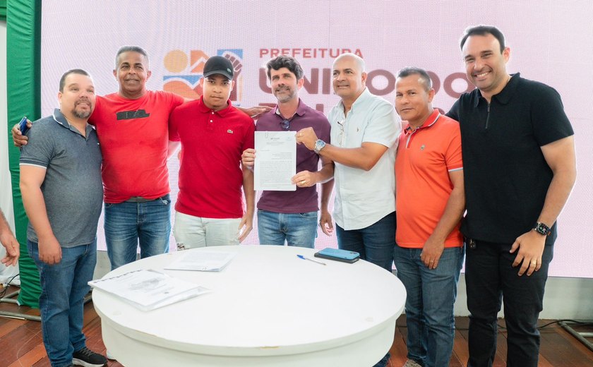 Prefeito Júnior Menezes oficializa entrega de quiosques a comerciantes da segunda etapa da Praça da Luz
