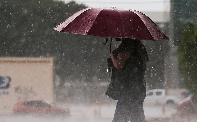 Defesa Civil de Maceió emite alerta para risco de deslizamentos nesta terça-feira, 24