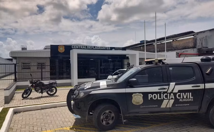 Homem é flagrado dirigindo embriagado, pede ajuda para polícia, mas agride PMs com socos em Maceió