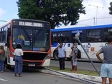 Motorista passa mal, ônibus invade calçada e atinge poste em Maceió; não há feridos