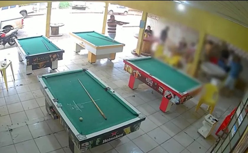 Vídeo mostra momento em que dupla mata clientes de bar após perder jogo