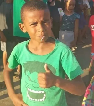 Criança de 8 anos morre baleada durante troca de tiros entre traficantes em Arapiraca