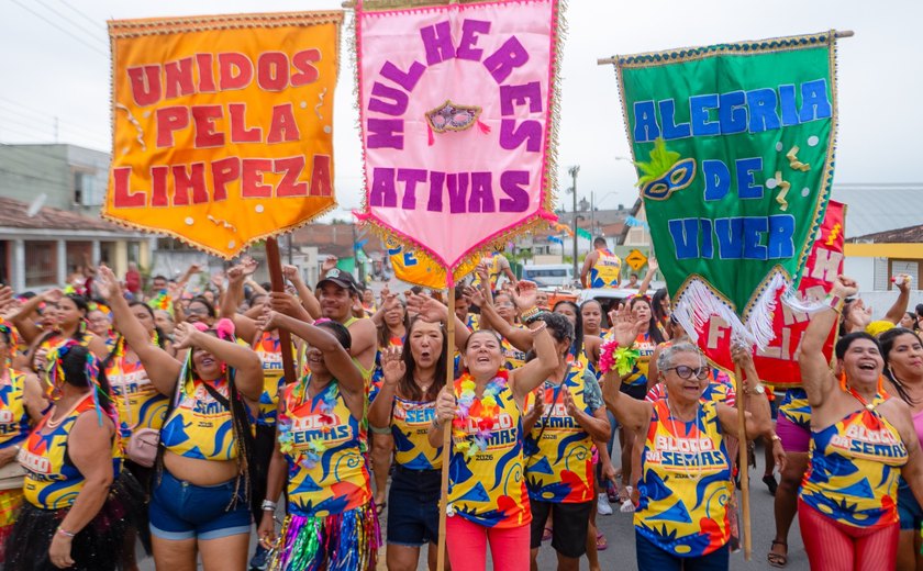Blocos da Assistência Social e da Limpeza Urbana desfilam juntos pelas ruas de Murici