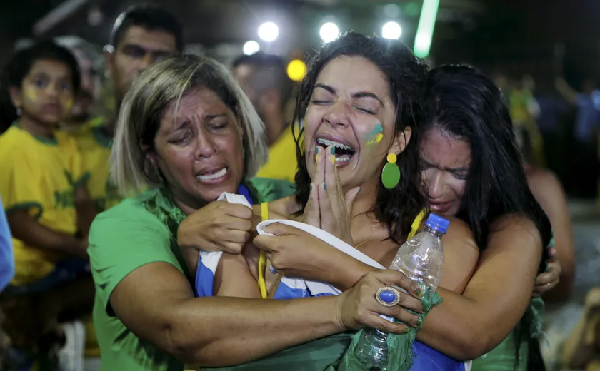 Em frente ao condomínio de Bolsonaro, eleitores do presidente rezam e choram