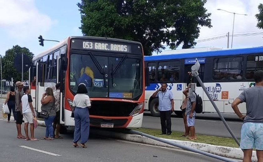 Motorista passa mal, ônibus invade calçada e atinge poste em Maceió; não há feridos