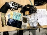 Policiais apreendem duas mochilas com 32 tabletes de maconha prensada